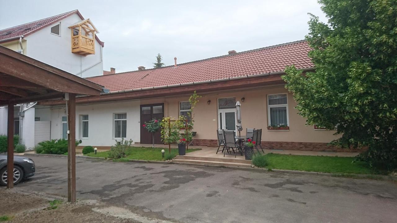 Nobilis Apartman Eger Bagian luar foto